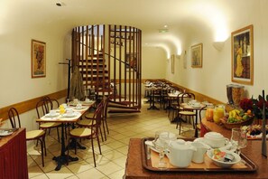 Daily continental breakfast (EUR 9 per person)