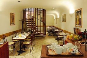 Kontinental frukost varje dag (EUR 9 per person)