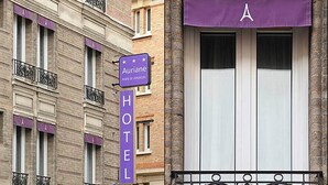 Une enseigne d’hôtel portant le nom « Auriane » et une banderole violette avec la lettre « A ».
