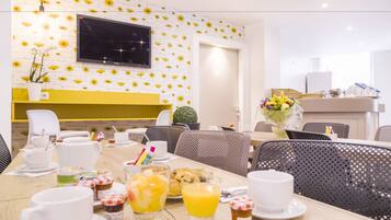 Café da manhã com buffet todos os dias (EUR 12.5 por pessoa)