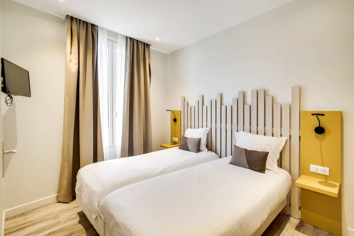 Free WiFi, alarm clocks, bed sheets