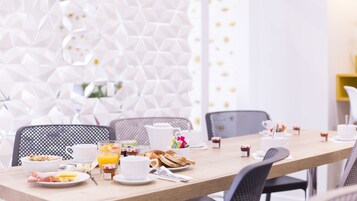 Desayuno buffet diario (EUR 12.5 por persona)