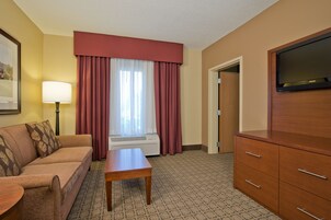 Executive Suite | Desk, blackout drapes, iron/ironing board, free WiFi