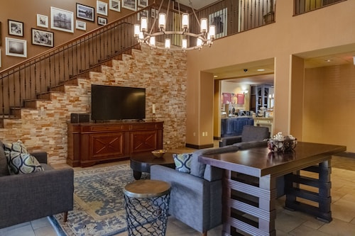 Russell Inn & Suites