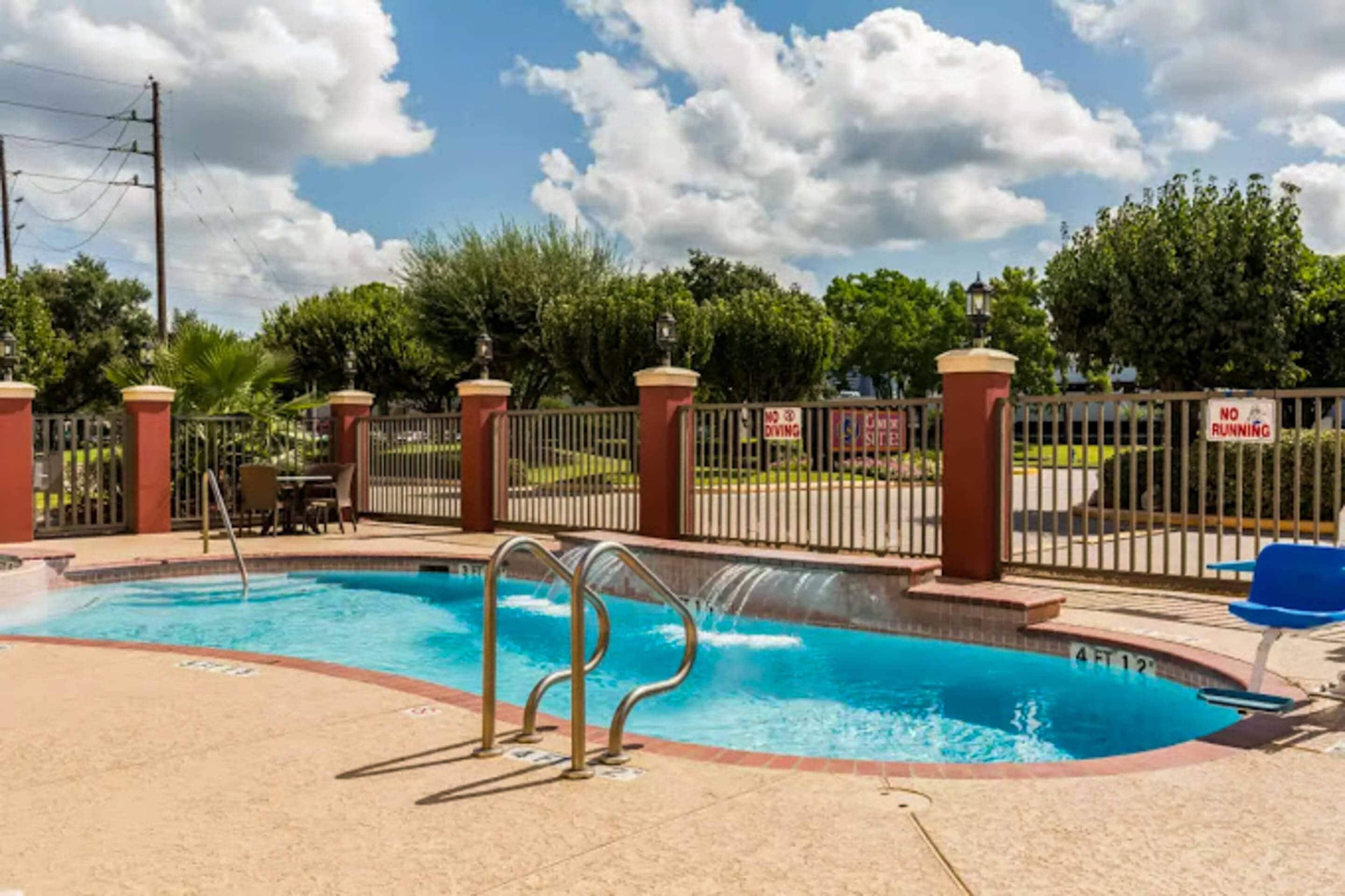 Εποχική εξωτερική πισίνα, ομπρέλες πισίνας, ξαπλώστρες