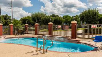 Sezonluk açık havuz, 10 ve 20 saatleri arasında açık, havuz şemsiyeleri