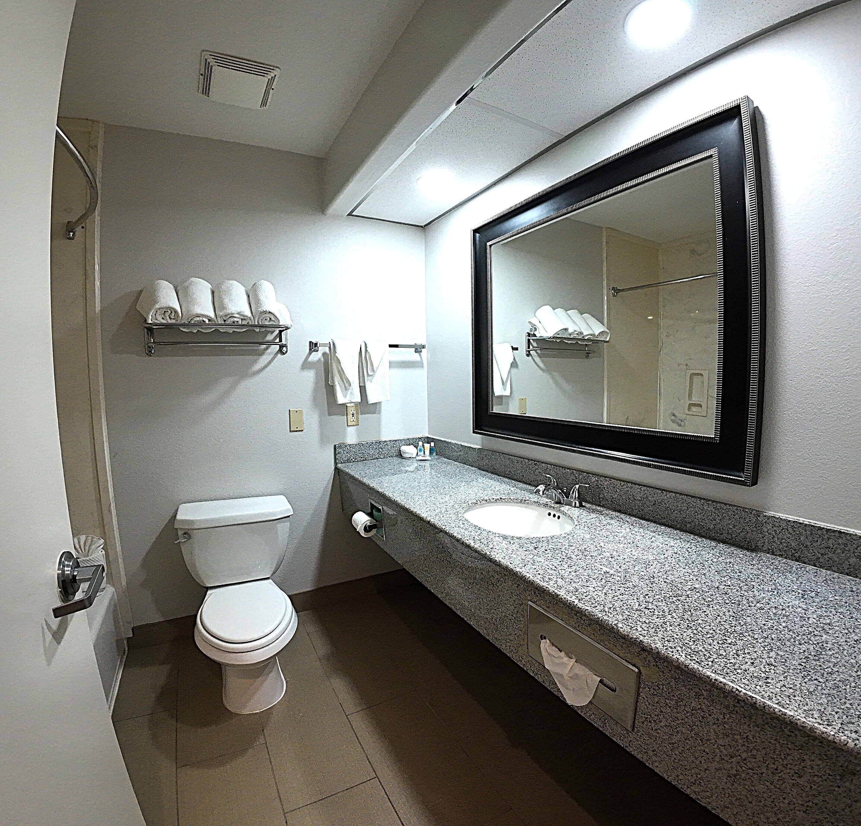 combined shower/bathtub, hair dryer, towels