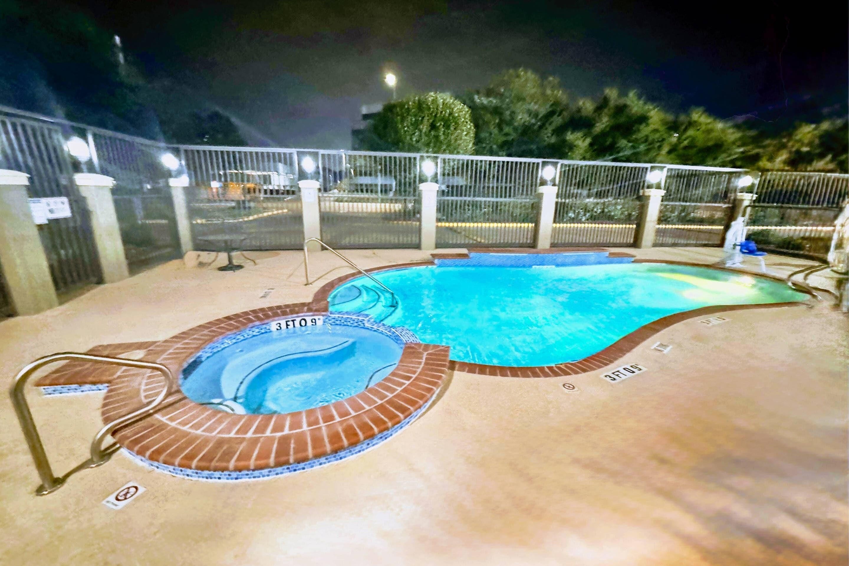 Una piscina al aire libre de temporada, sombrillas