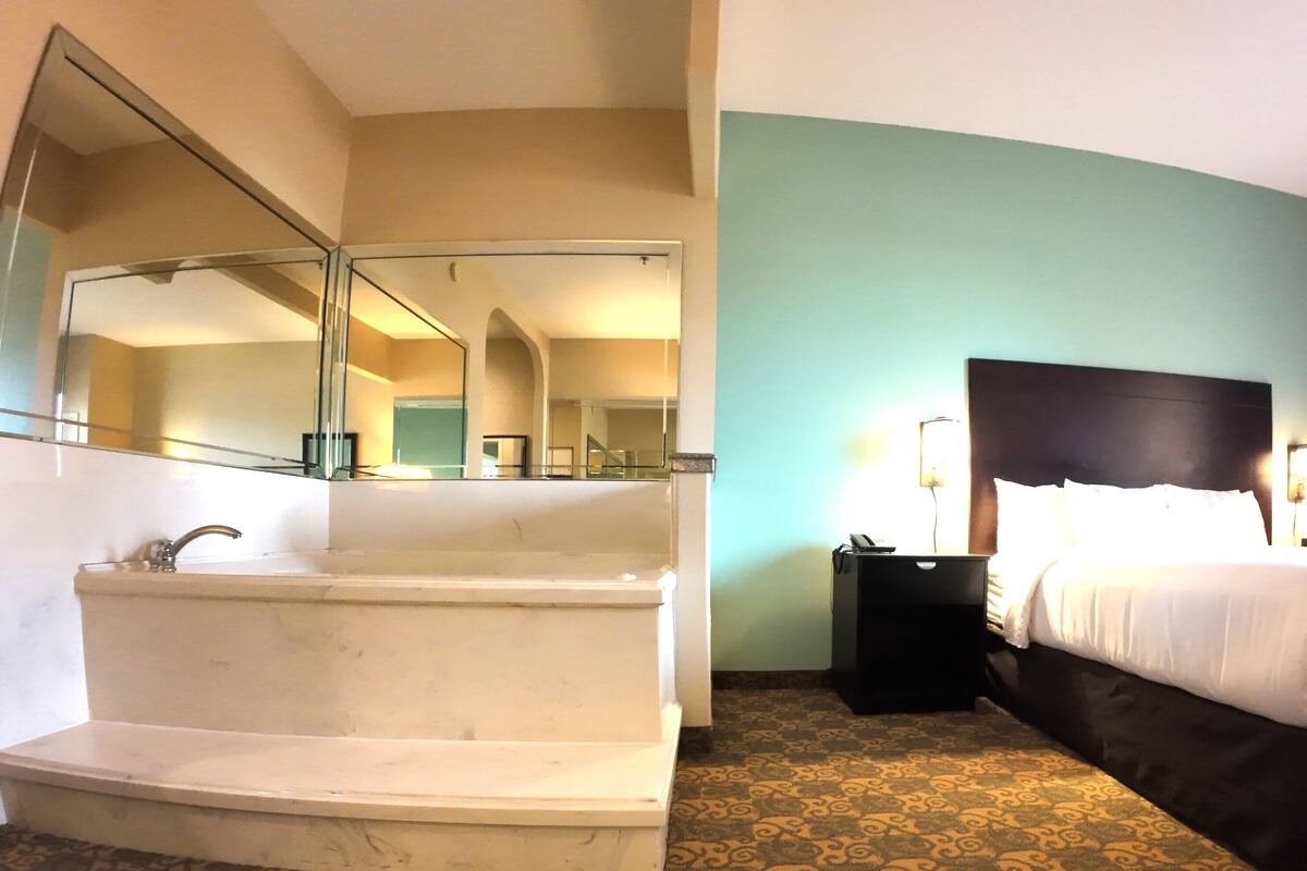 Suite, 1 King Bed, Non Smoking, Hot Tub (Upgrade)