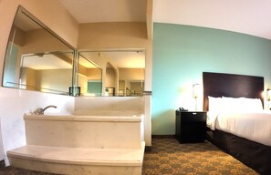 Suíte, 1 cama King, para não fumantes, banheira de imersão (Upgrade) | Camas com colchões pillow-top, escrivaninha, cortinas blackout