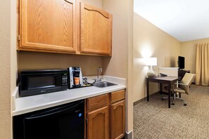 Suite, 1 King Bed, Non Smoking | Desk, laptop workspace, soundproofing, iron/ironing board