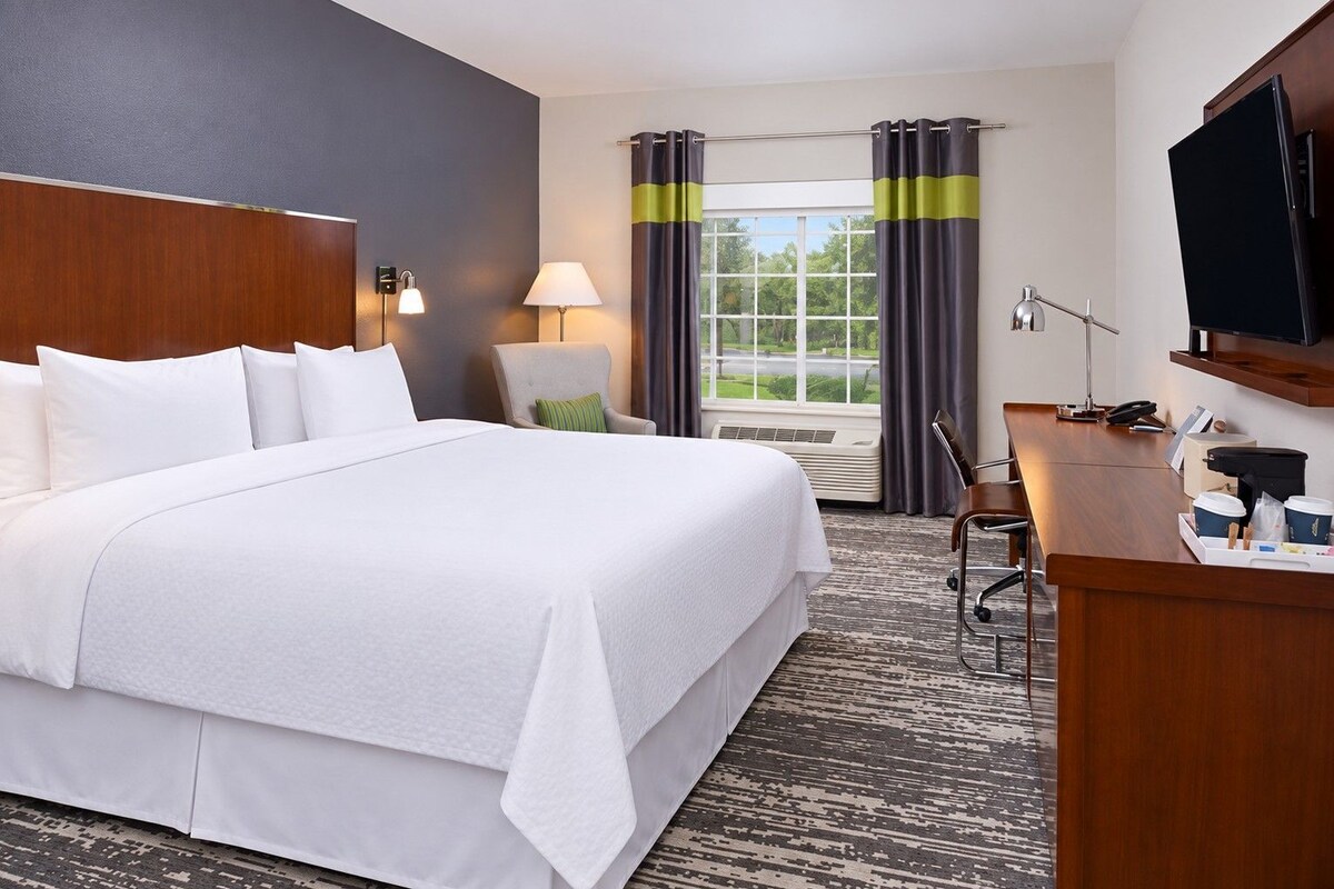 Premium bedding, pillowtop beds, in-room safe, desk