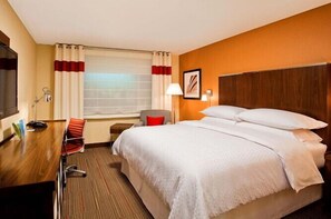 高档床上用品、加厚床垫、客房内保险箱、办公桌