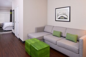 32-inch flat-screen TV with cable channels, TV - Four Points by Sheraton Mt Prospect O'Hare (Mount Prospect)