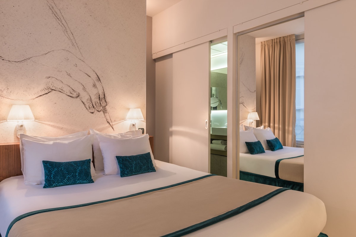 Premium bedding, minibar, in-room safe, desk