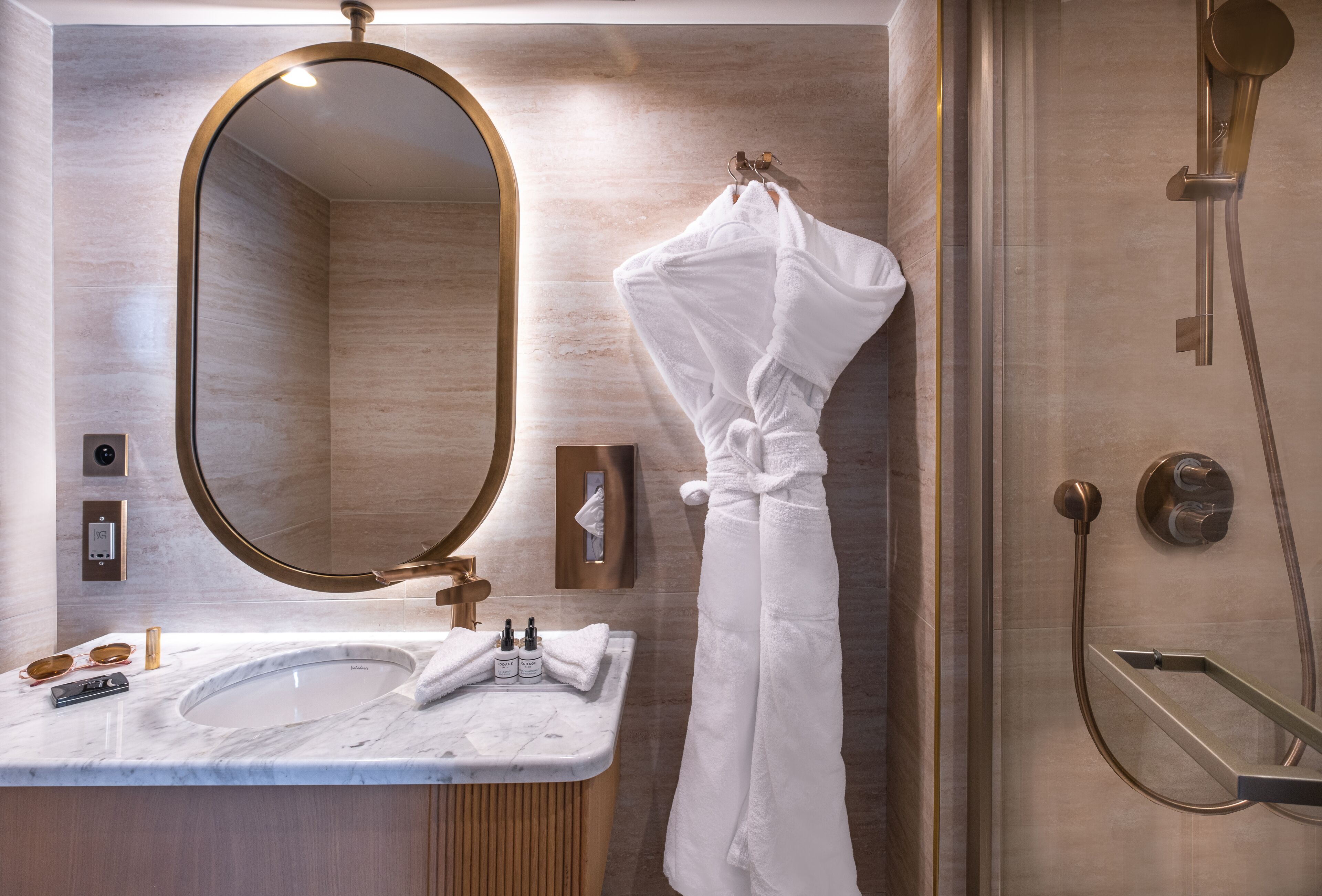 classic double room | bathroom | free toiletries, hair dryer, bathrobes, slippers