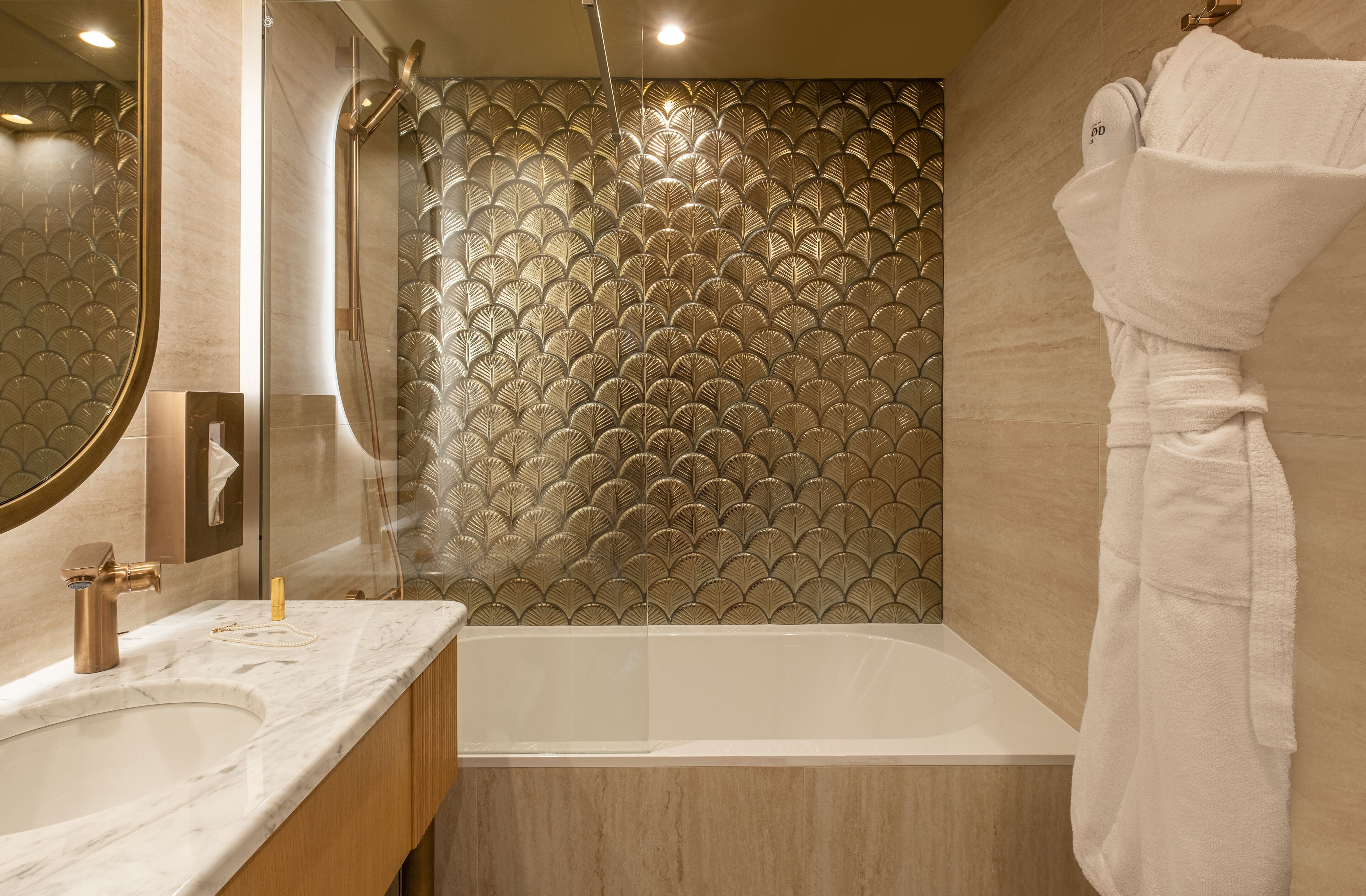 executive double room | bathroom | free toiletries, hair dryer, bathrobes, slippers