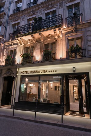 A hotel facade with ornate balconies, a clear entrance, and a sign reading "HOTEL MONNA LISA." - Hôtel Le Monna Lisa by Inwood Hotels (Paris)