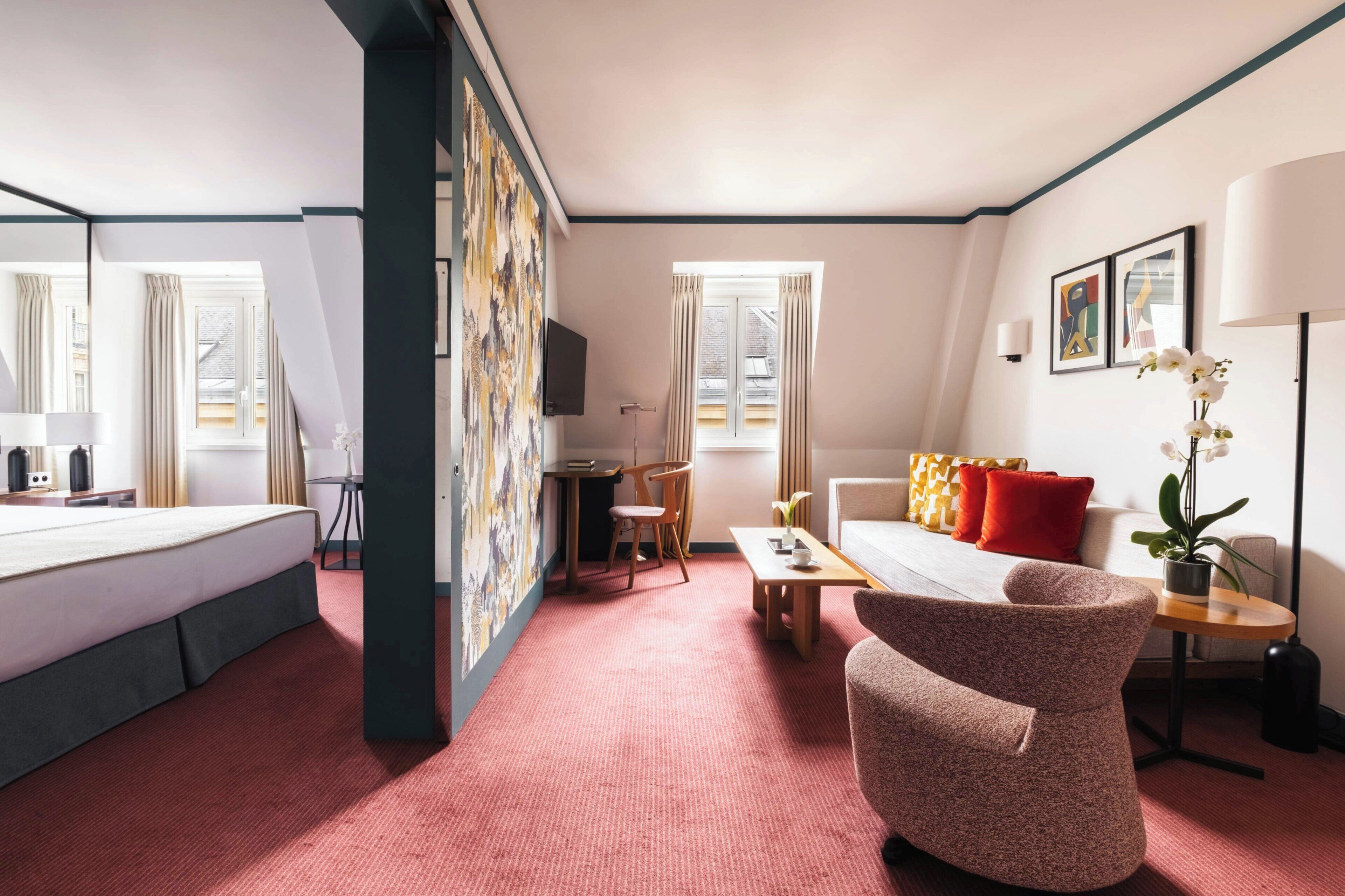 أغطية فراش متميزة وميني بار وخزنة داخل الغرفة وبديكورات فريدة لكل غرفة