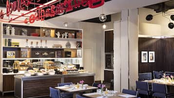 Sarapan bufet setiap hari (EUR 30 seorang)