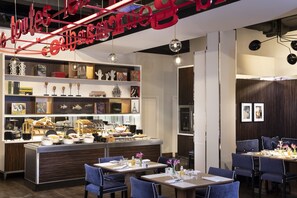Café da manhã com buffet todos os dias (EUR 30 por pessoa) 