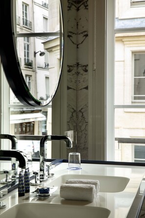 1 Bedroom Apartment | Bathroom | Combined shower/tub, designer toiletries, hair dryer, bathrobes - Hotel Bel Ami (Paris)