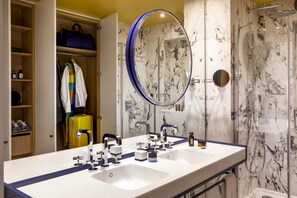 Deluxe Room | Bathroom | Combined shower/bathtub, designer toiletries, hair dryer, bathrobes
