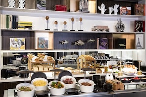 Desayuno buffet (EUR 30 por persona) 