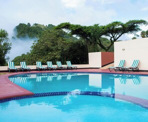 Outdoor pool - Sunbird Ku Chawe Hotel (Zomba)