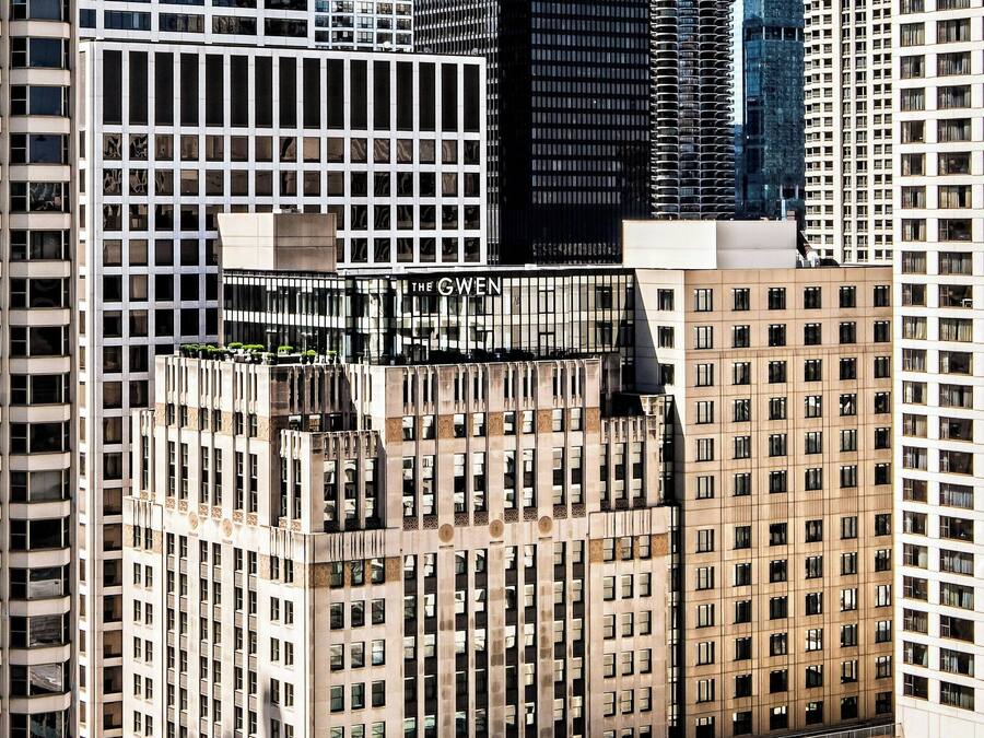 Un edificio moderno a grattacielo con facciata in vetro e un insieme di stili architettonici.