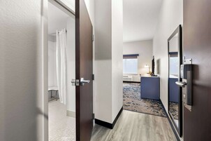 Escritorio y espacio para trabajar con laptop 