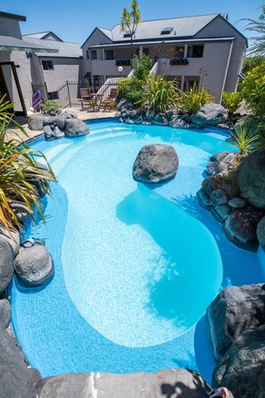 Piscine extérieure, piscine chauffée, chaises longues