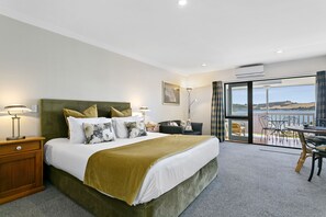 Deluxe Studio Suite | Premium bedding, iron/ironing board, free WiFi, bed sheets - Baycrest Lodge (Taupo)