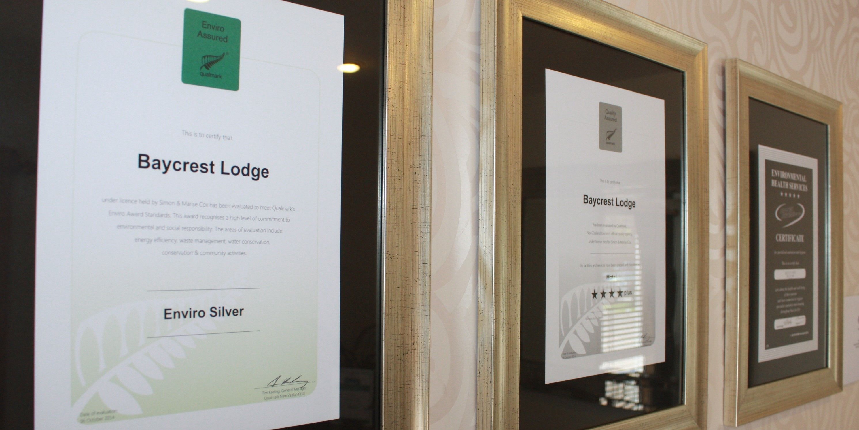 Kader met certificaten voor milieuzorg van Baycrest Lodge.