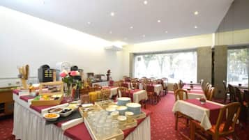 Se ofrece un desayuno bufé (18 EUR por persona)