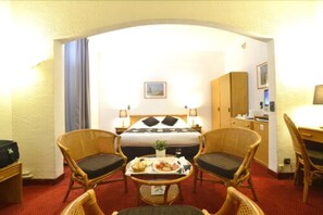 Habitación doble superior | Zona de estar | Televisión LCD de 52 cm con canales por cable, una televisión