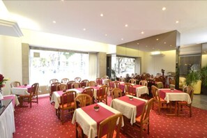 Déjeuner continental (11.80 EUR par personne)