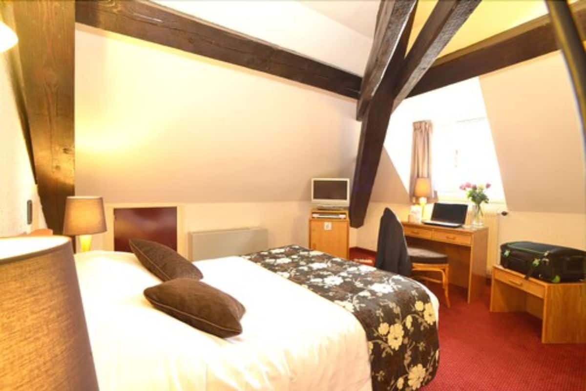 Standard Double Room | Premium bedding, in-room safe, desk, blackout drapes