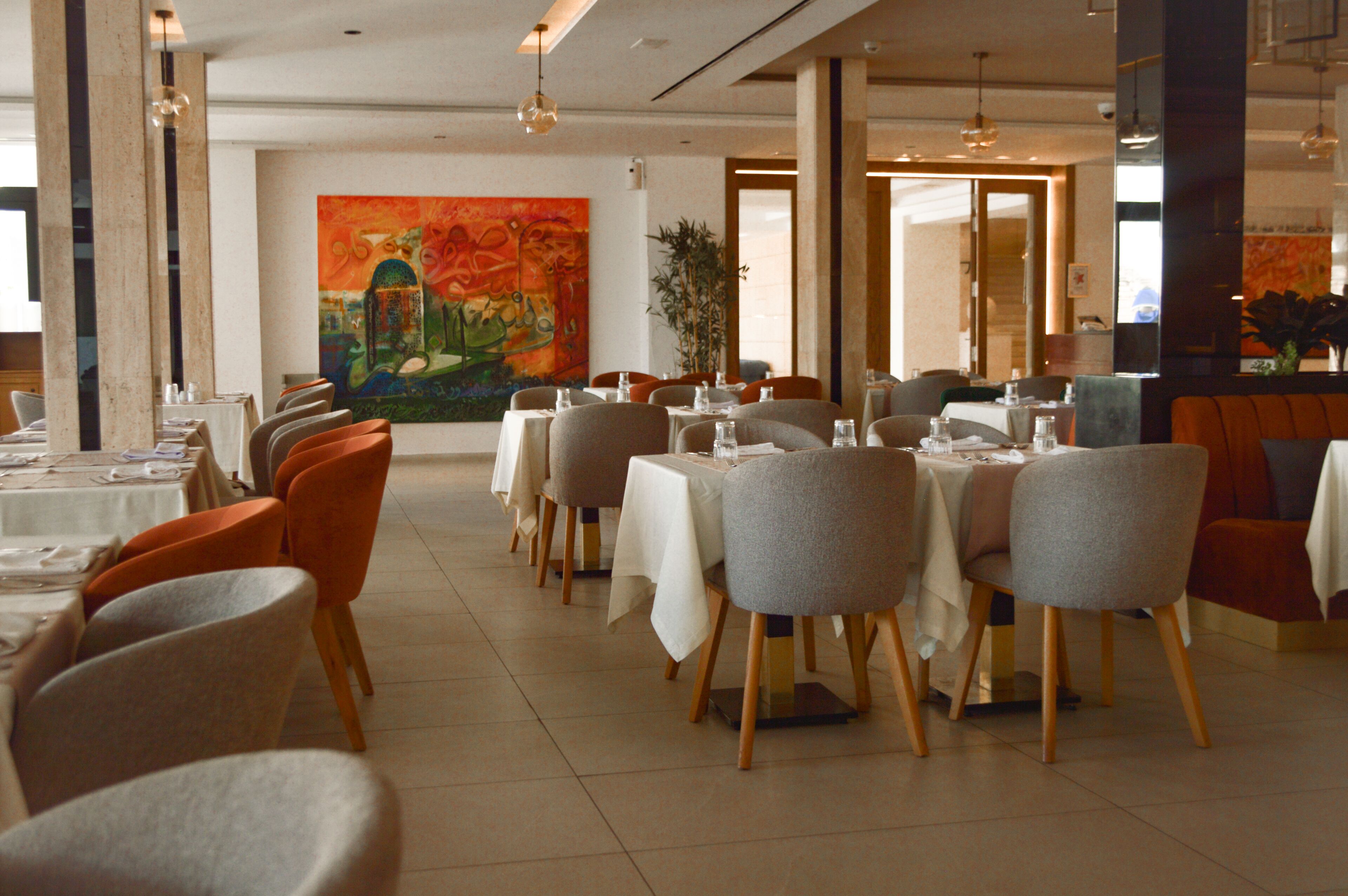 3 restaurants, breakfast, lunch, dinner served; international cuisine