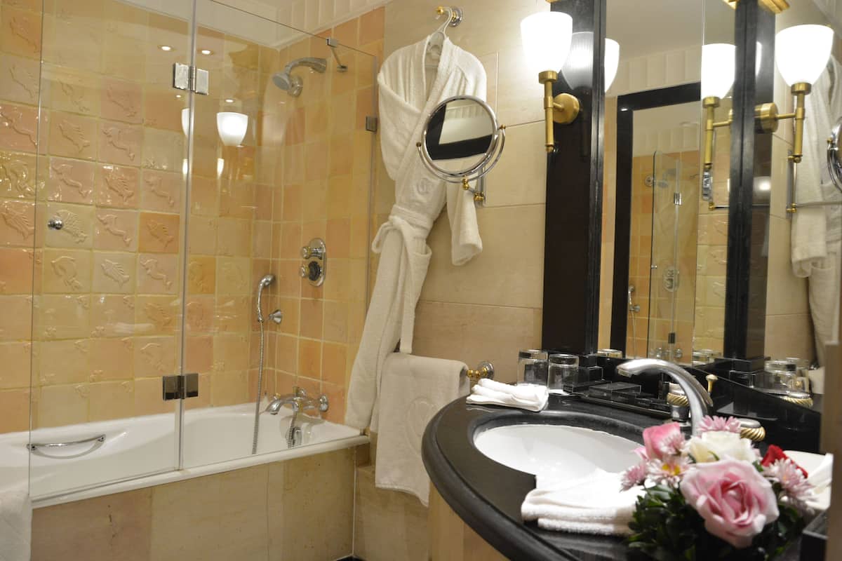 Duschwanne, Regendusche, kostenlose Toilettenartikel, Haartrockner