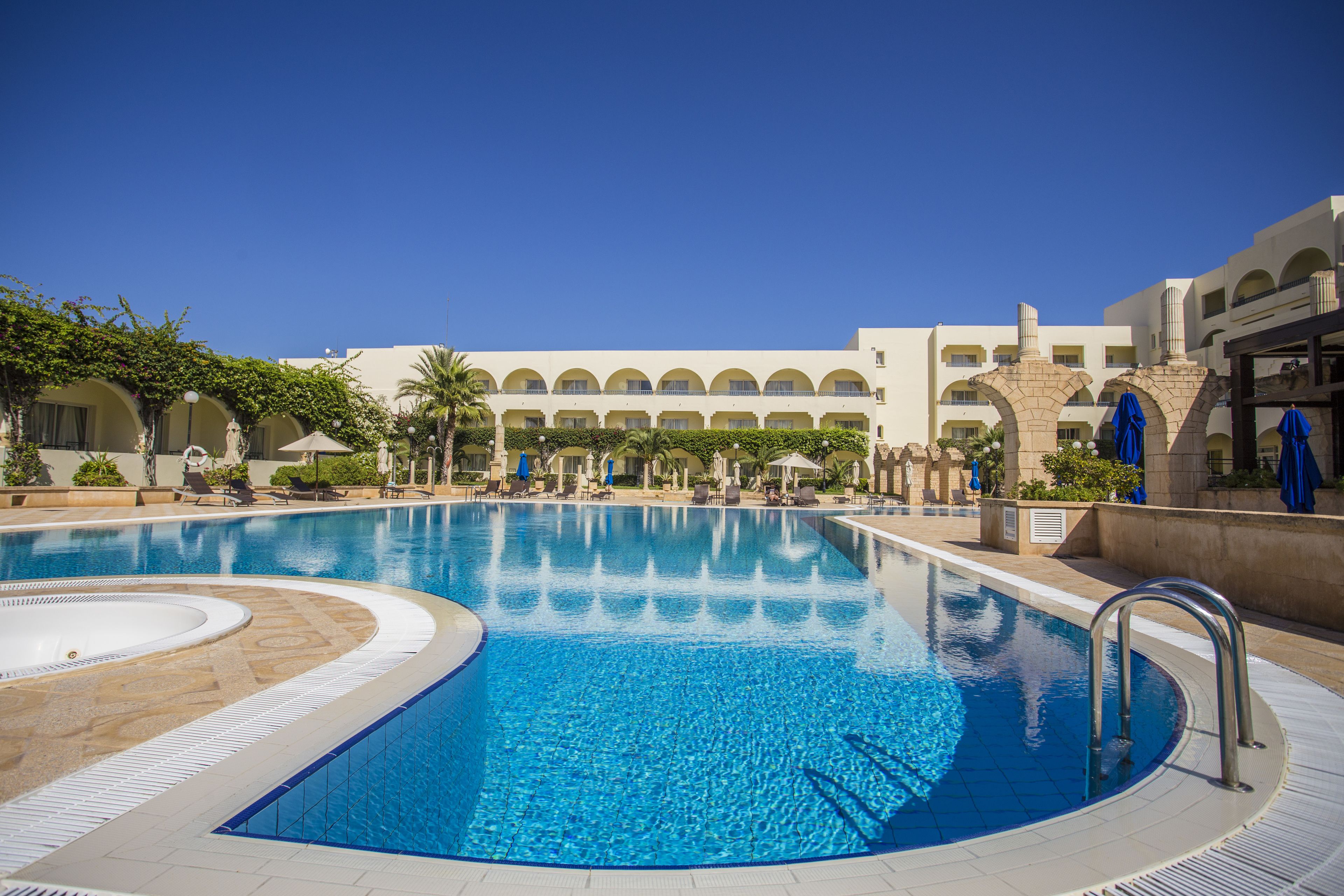 2 piscinas externas, guarda-sóis, espreguiçadeiras