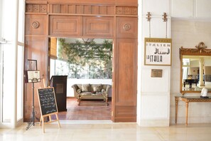 3 restaurants, breakfast, lunch, dinner served; international cuisine