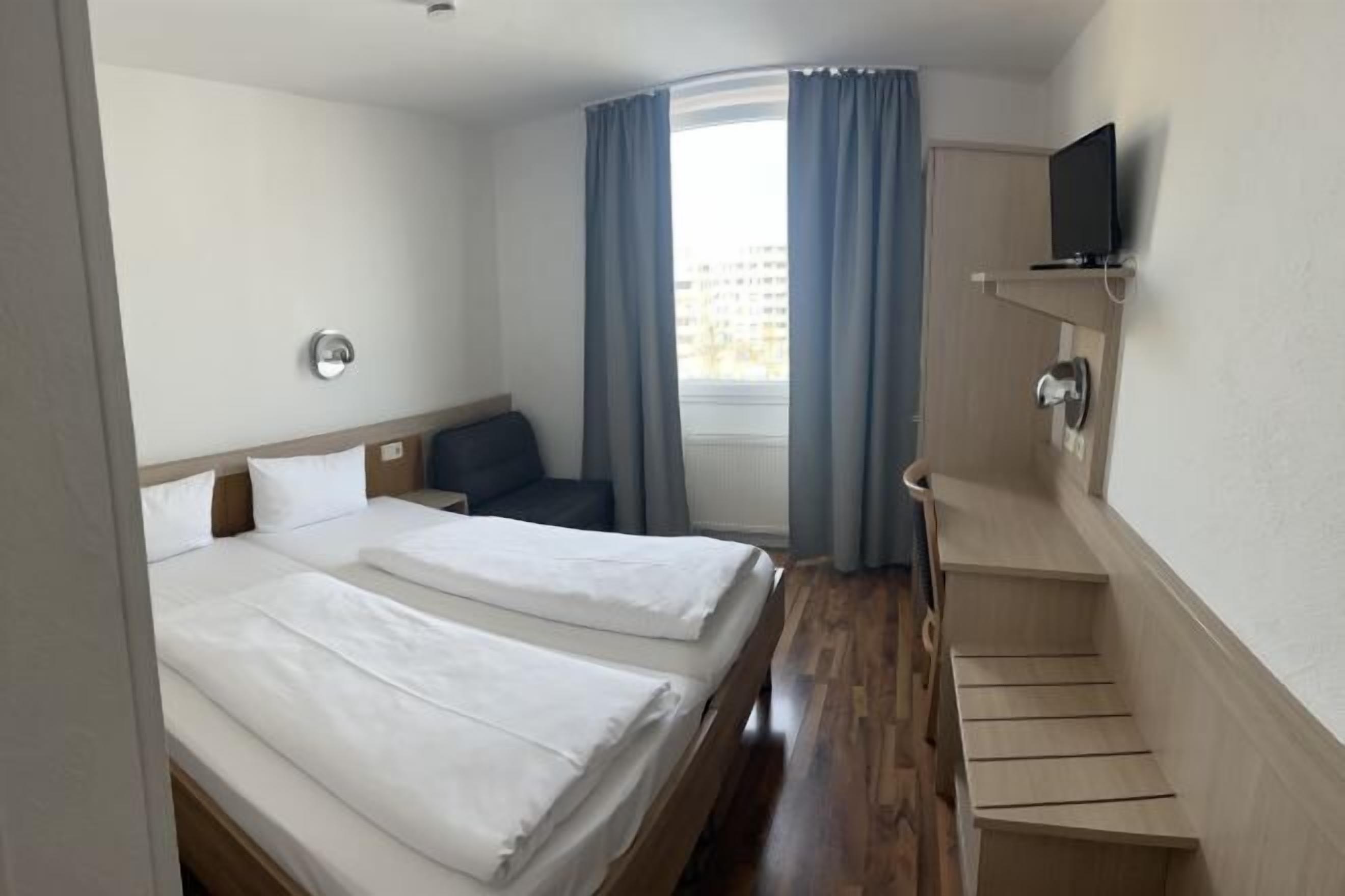 Ropa de cama hipoalergénica, escritorio, wifi gratis y ropa de cama