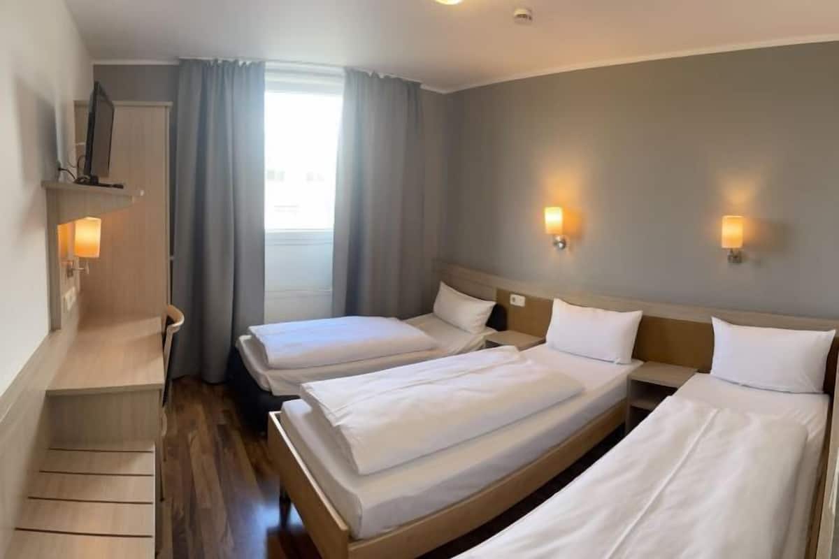 Hypo-allergenic bedding, desk, free WiFi, bed sheets