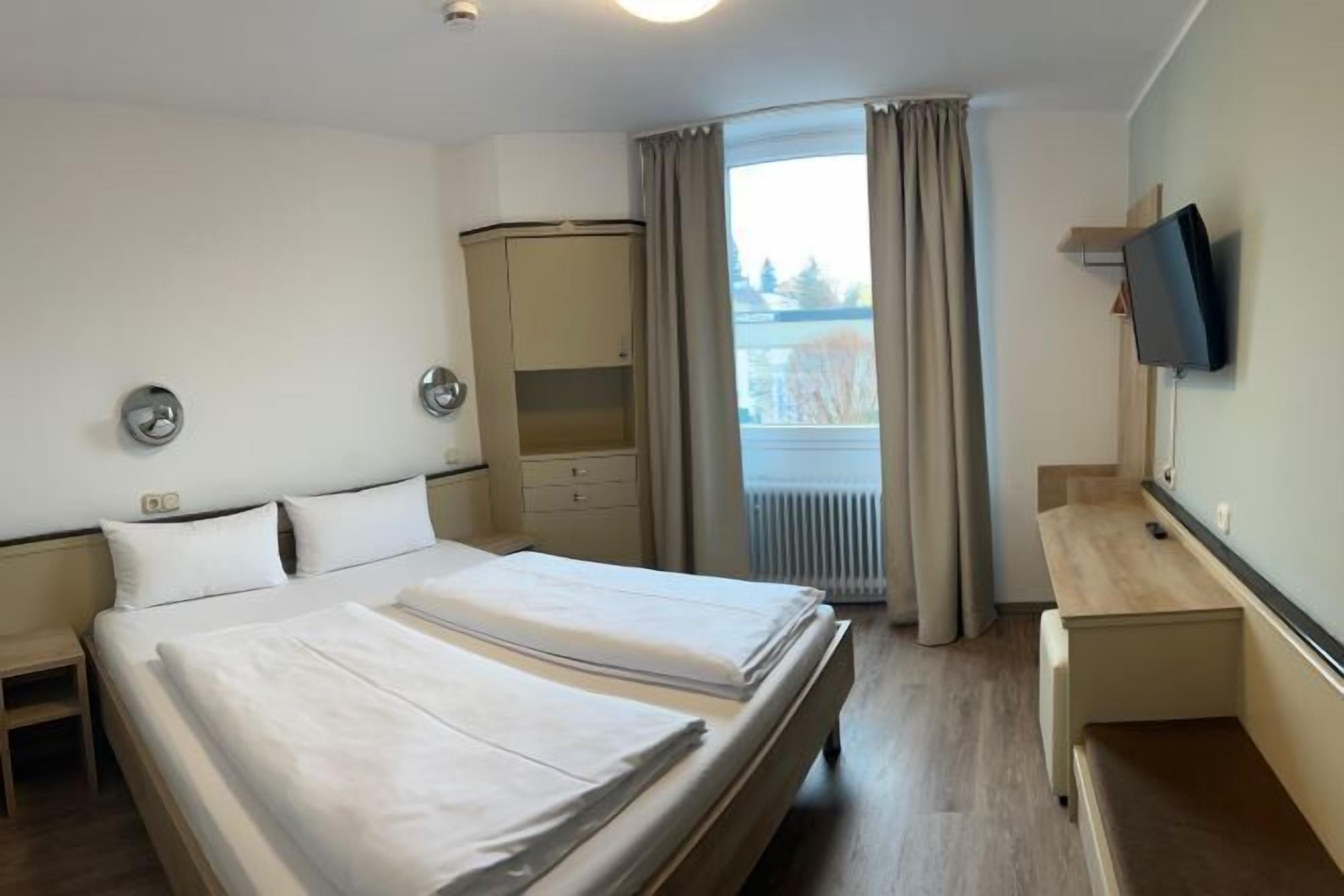 Ropa de cama hipoalergénica, escritorio, wifi gratis y ropa de cama