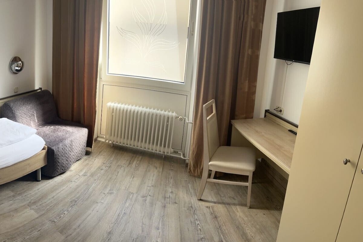 Camera singola | Biancheria da letto ipoallergenica, una scrivania, Wi-Fi gratuito
