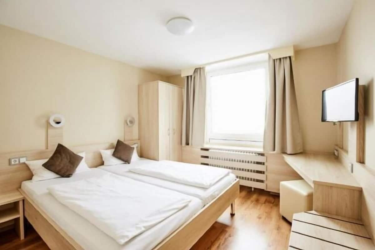Hypo-allergenic bedding, desk, free WiFi, bed sheets