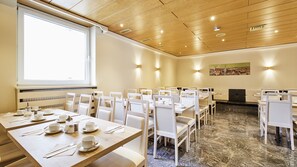 A conference room with multiple tables and chairs, equipped with nameplates and table settings. - Hotel Imperial (Munich)
