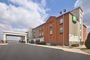 Um hotel de vários andares com telhado plano, grandes janelas e céu claro.