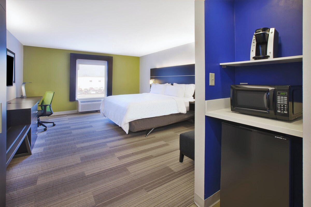 Standard Room, 1 King Bed (Leisure) | In-room safe, desk, laptop workspace, iron/ironing board